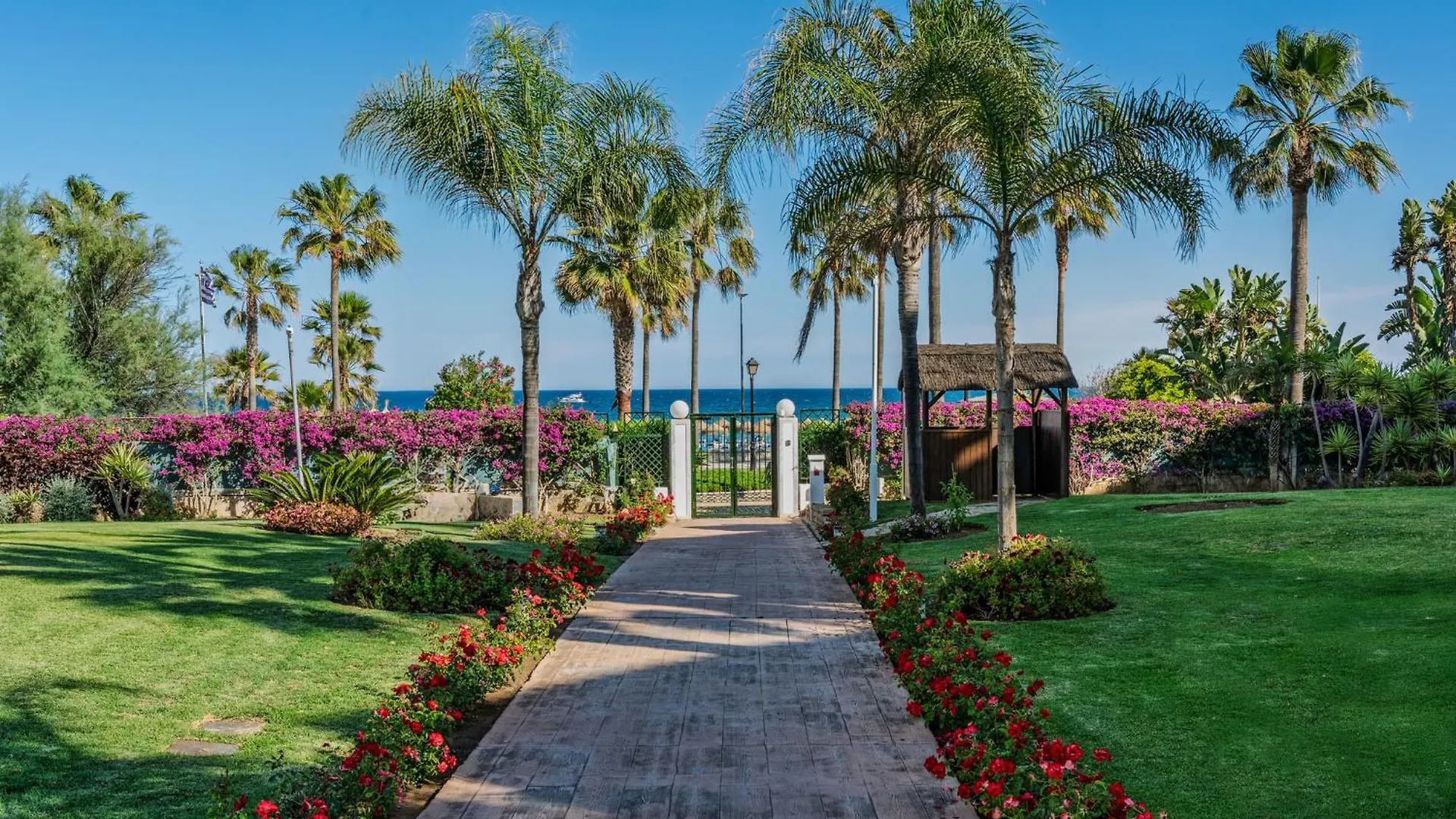 New Renovated Front Line Beach Playa Rocio Puerto Banus Marbella Apartment