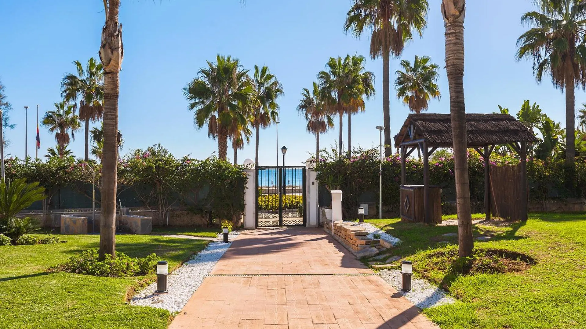 Appartement New Renovated Front Line Beach Playa Rocio Puerto Banus Marbella Spanje