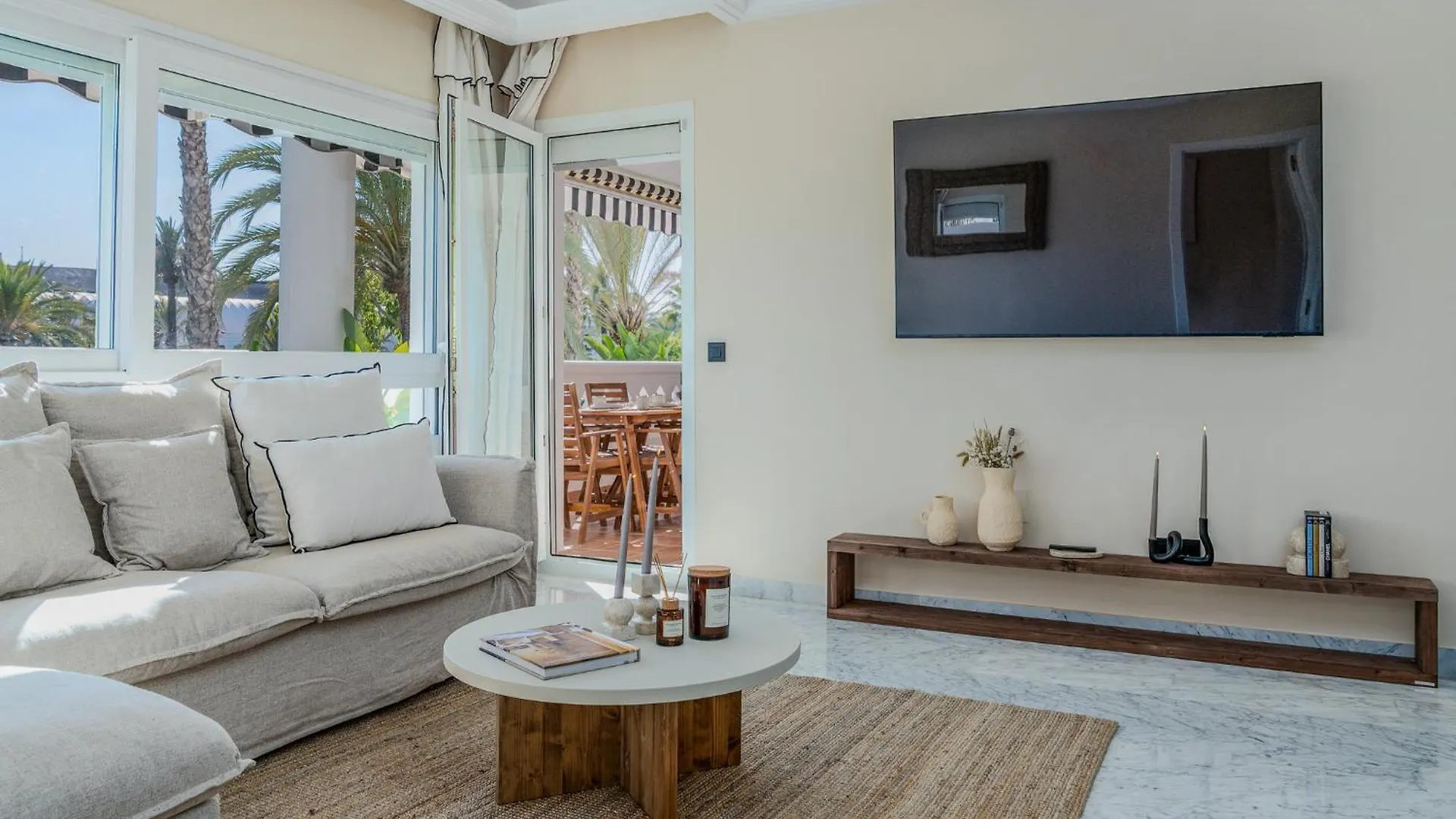 New Renovated Front Line Beach Playa Rocio Puerto Banus Marbella Appartement