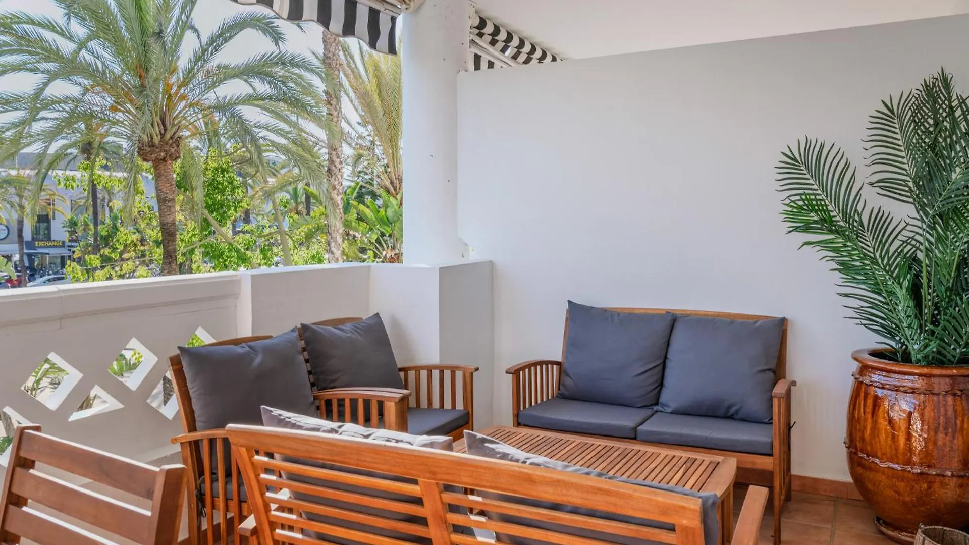 Appartement New Renovated Front Line Beach Playa Rocio Puerto Banus Marbella Spanje