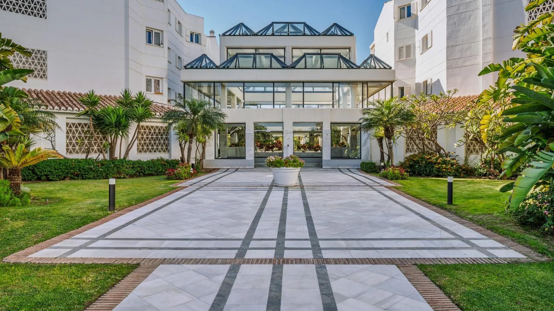 Appartement New Renovated Front Line Beach Playa Rocio Puerto Banus Marbella