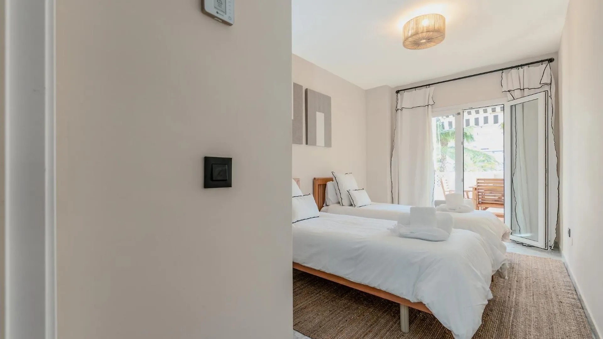 New Renovated Front Line Beach Playa Rocio Puerto Banus Marbella Appartement